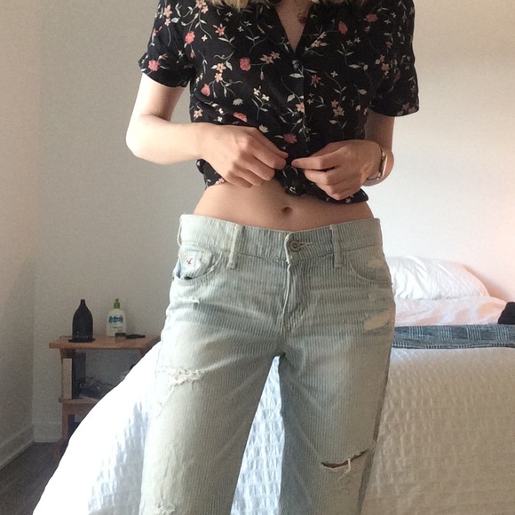 Brand New HOLLISTER ripped boyfriend jeans - Picture 6 of 8